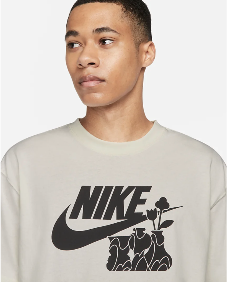 Model w białej koszulce Nike